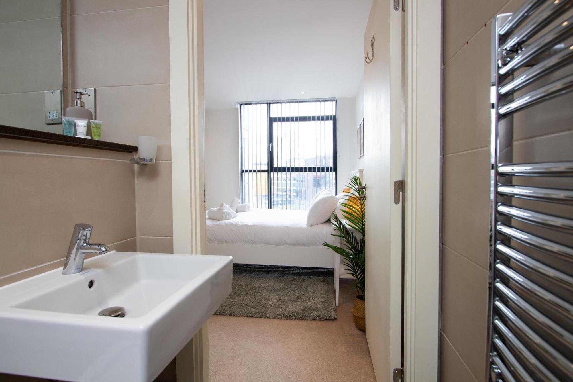 Gem: Cosy 2br With Private Balcony Appartamento