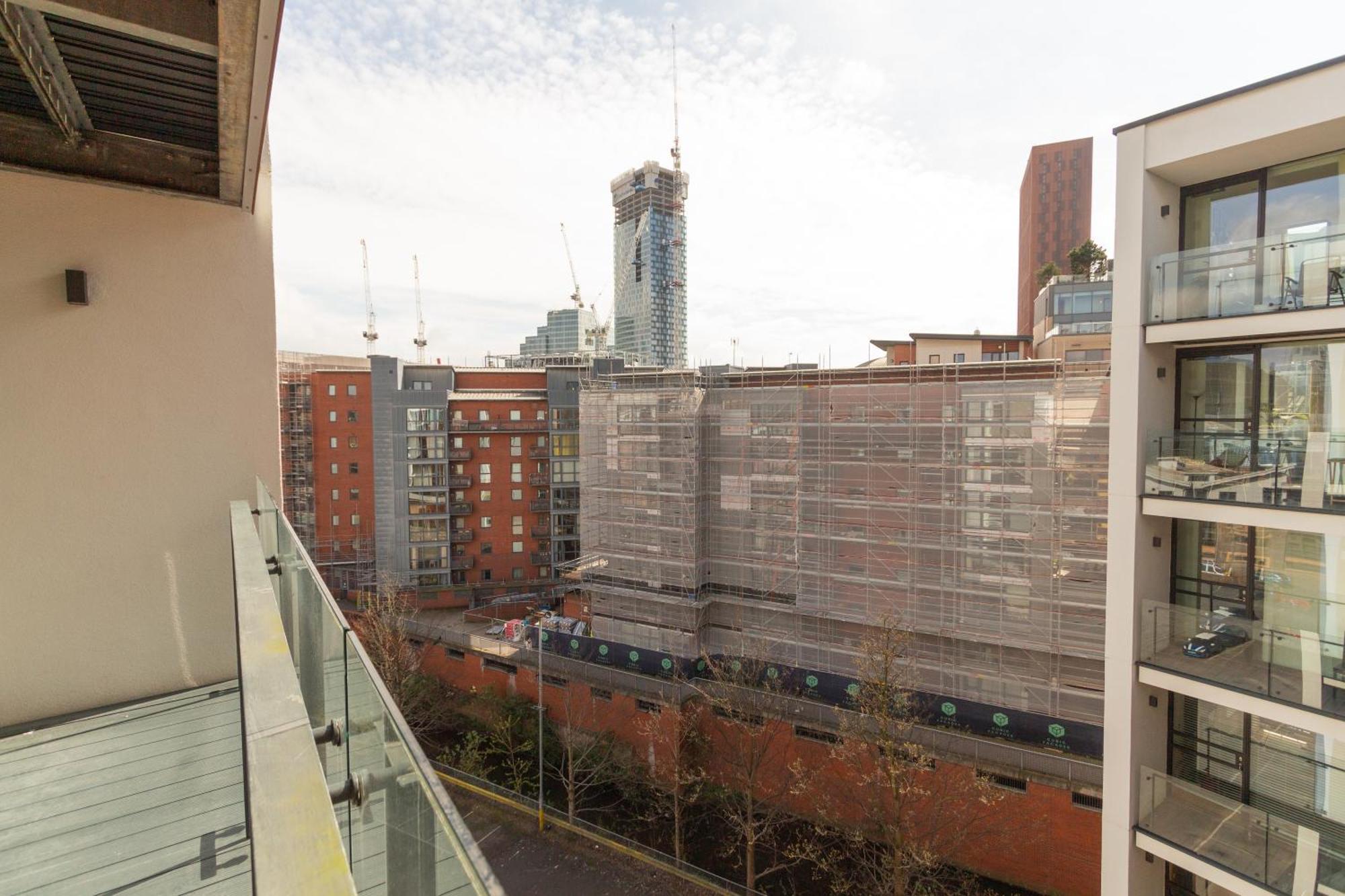 Gem: Cosy 2br With Private Balcony Appartamento